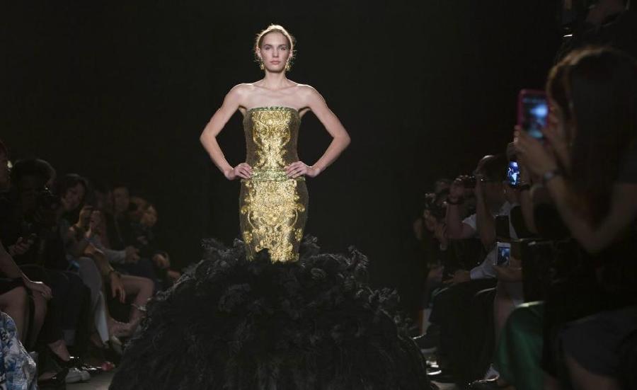 Chinese designer shows collection in Paris