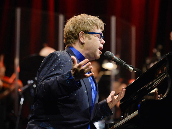 Elton John lauds young artists, then mixes his new songs with old