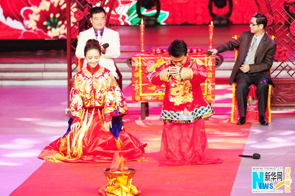 Cheng Sicheng, Tong Liya hold traditional wedding