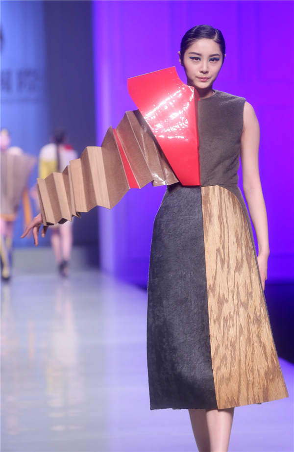 Designers present creations at China Fashion Week<BR>