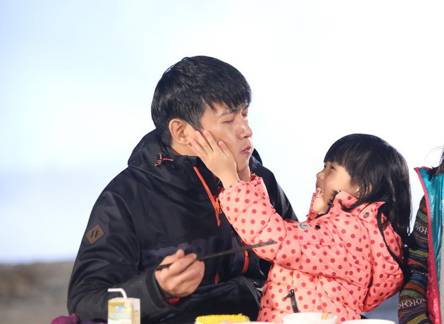 Happy moments of actor Lu Yi with his daughter