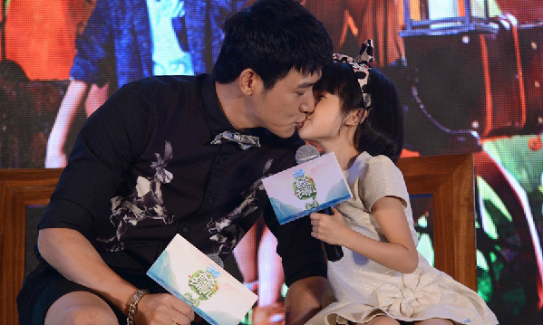 Happy moments of actor Lu Yi with his daughter