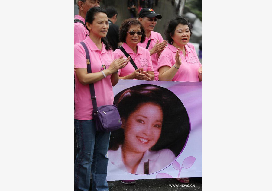 Fans mark death anniversary of Teresa Teng in Taiwan