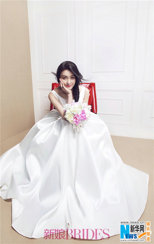 Elegant Zhang Xinyu poses for BRIDES magazine