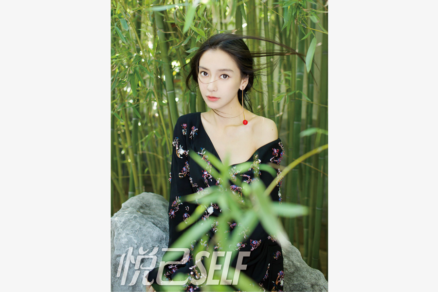 Angelababy poses photos at Summer Palace