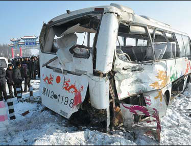 9 killed when bus, train collide in Heilongjiang