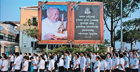Leaders pay last respects to Sihanouk