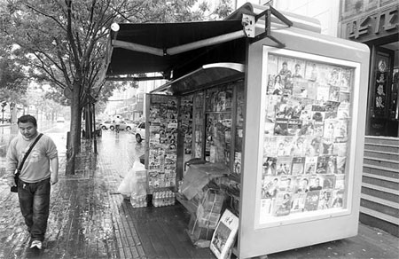 Zhengzhou residents irate over newsstand ban