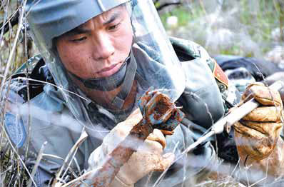 Chinese soldiers clear mines, win hearts