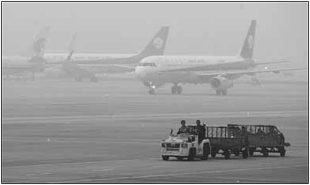 Pilots must qualify to land in haze