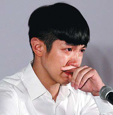 Tearful actor Kai Ko publicly apologizes for 'wrong choice'