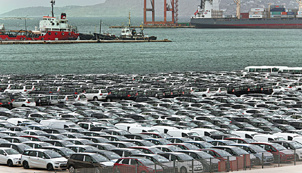 Greek govt halts Piraeus port sale