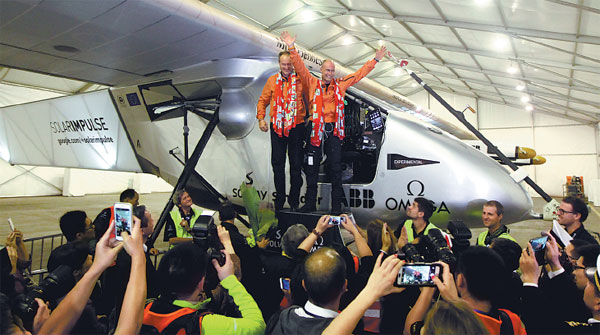 Solar-powered airplane in Chongqing thrills students