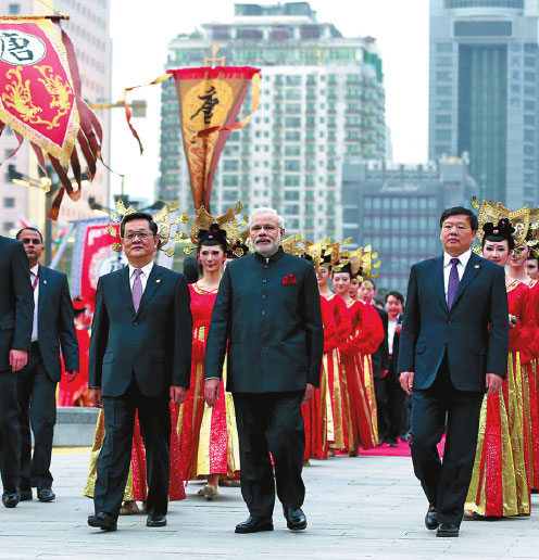After warm greeting in Xi'an, Modi visits temple, warriors