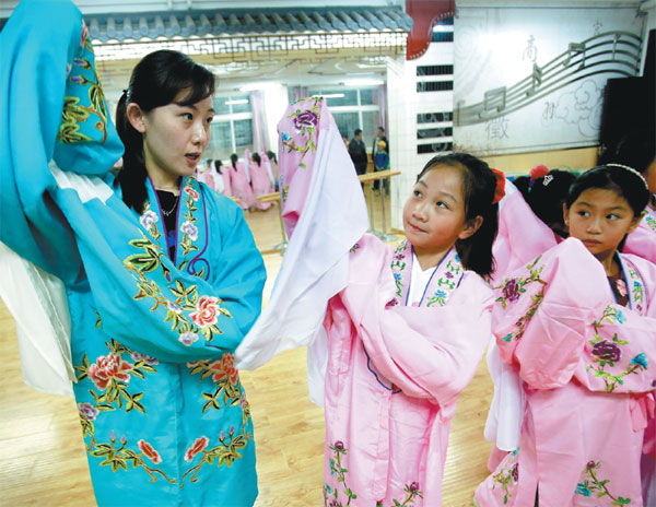 Schools preserve Peking Opera's future
