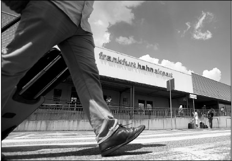 Yiqian circling Hahn airport