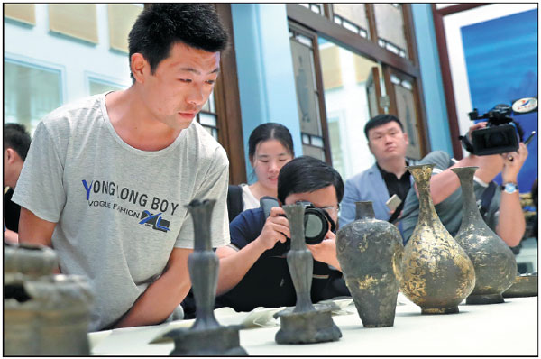 Worker who gave priceless relics to museum praised