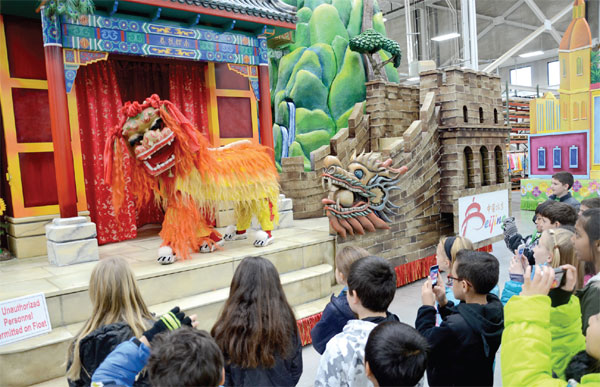 Chinese float to join Thanksgiving parade