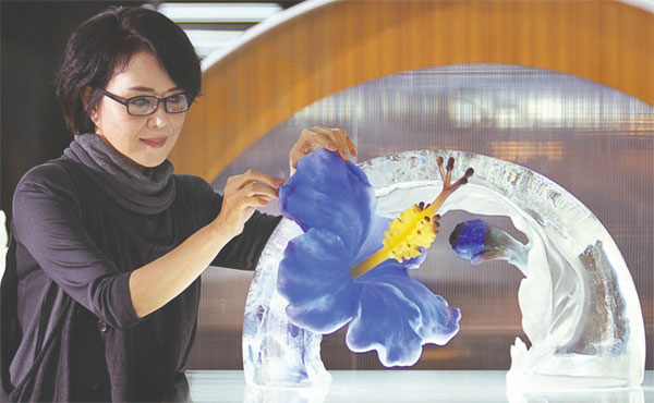 Glass artist Yang takes master's status in US