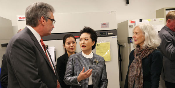 First lady Peng visits cancer research center