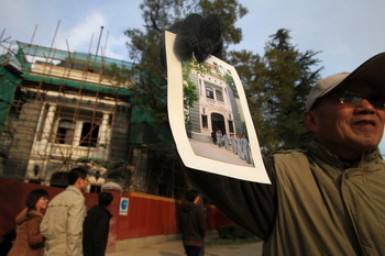 Fire damages oldest building at Tsinghua