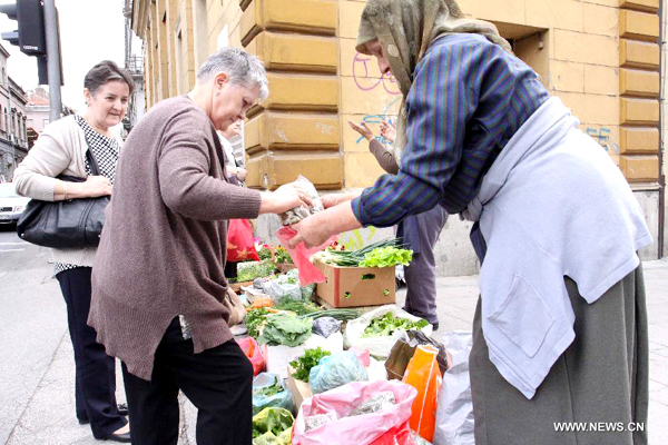 People make money from selling fruits due to economic crisis