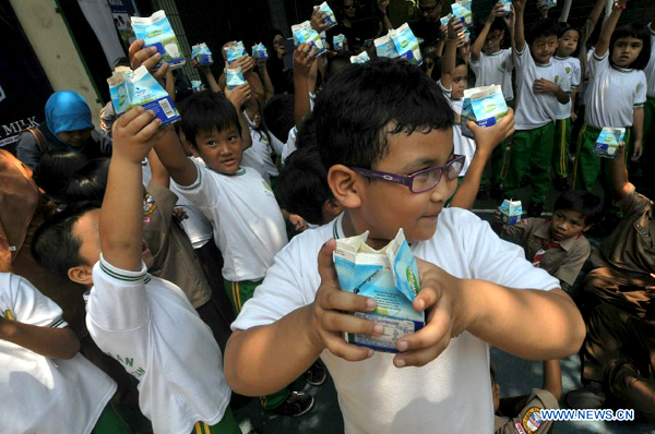 Indonesian students hold milk to mark World School Milk Day