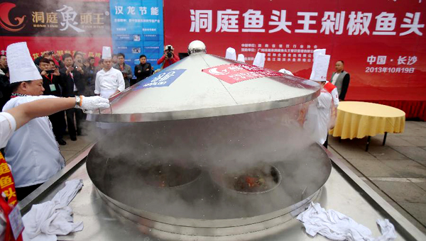 Giant fish head with diced hot peppers recorded in China's Changsha