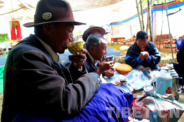 Tibetans enjoy 'lingka' in late Autumn