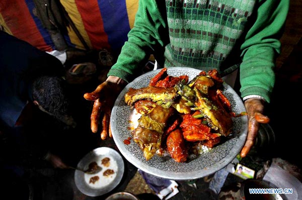 Kashmiri chefs prepare traditional feast Wazwan for wedding