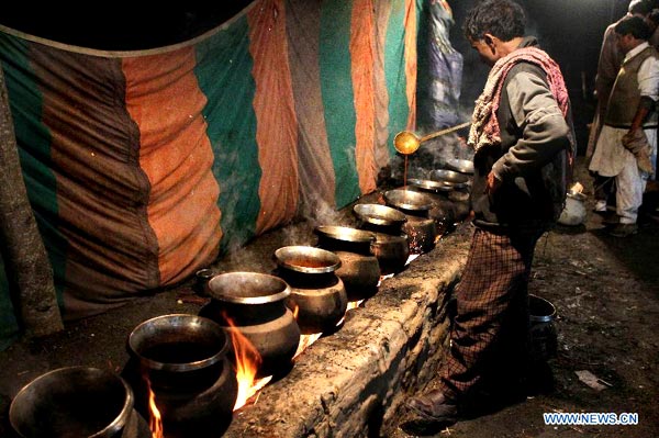 Kashmiri chefs prepare traditional feast Wazwan for wedding