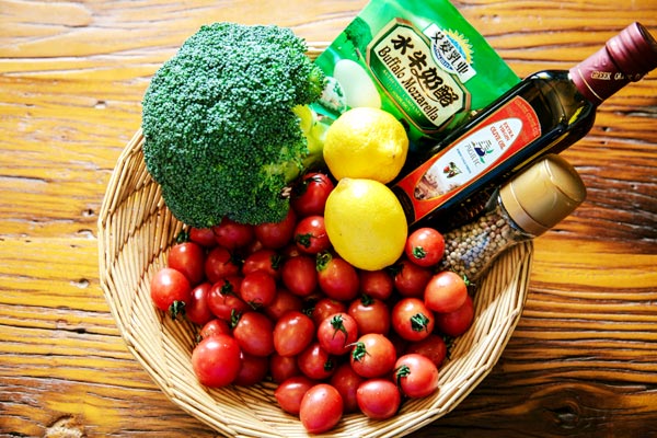 Tomato,broccoli and mozzarella salad