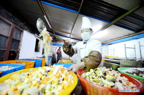 Volunteers make laba porridge at Daming Temple in Yangzhou