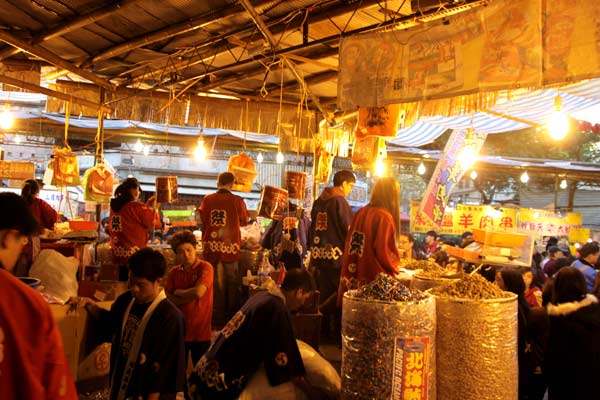 Crowds pack historic Taipei New Year market