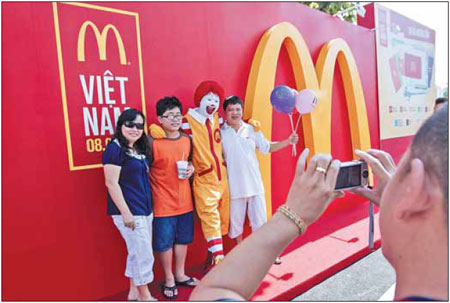 Vietnamese get first taste of McDonald's fast food