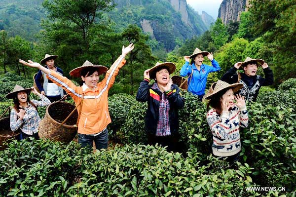 Tea farmers mark start of spring tea production in SE China
