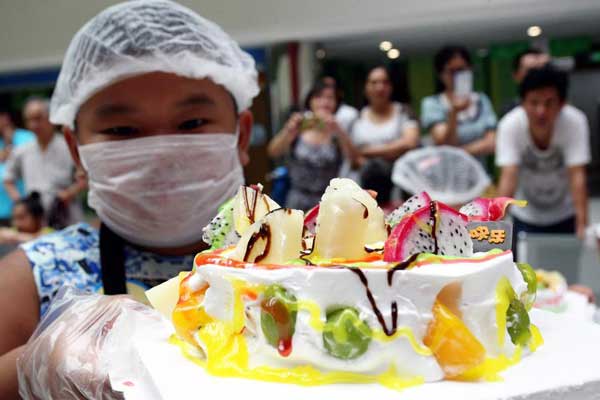 Children learn to make cakes in Shandong