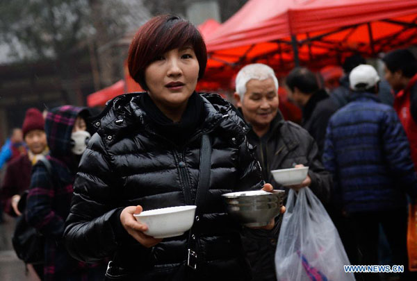 Temples in Xi'an distribute free Laba porridge