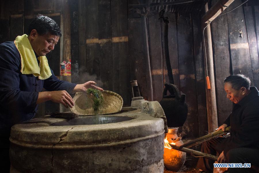 Farmers make tea before Qingming Festival