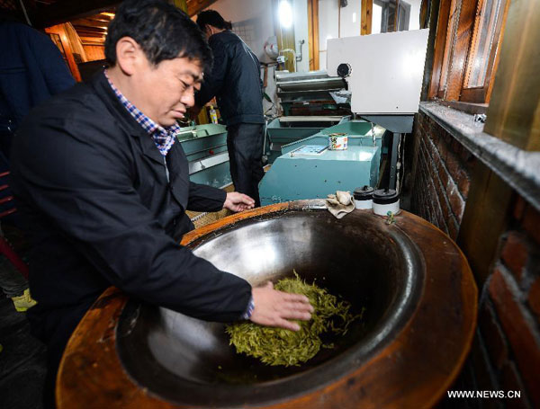 Newly-picked Longjing tea soon be in season