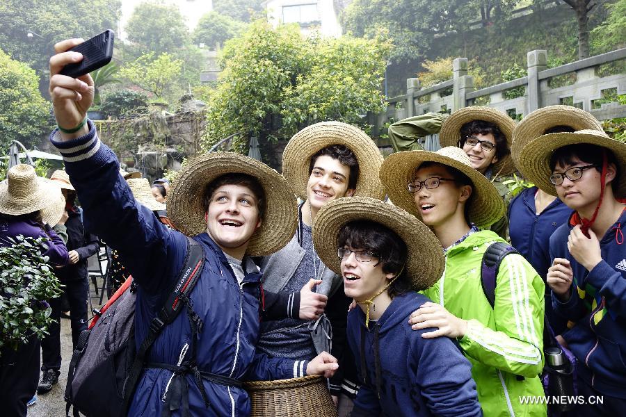 Swiss students visit tea garden in Hangzhou