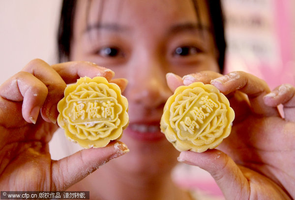 Self-made moon cakes popular for Festival