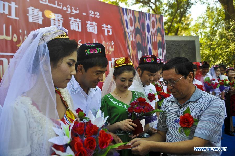 Group wedding ceremony in Xinjiang