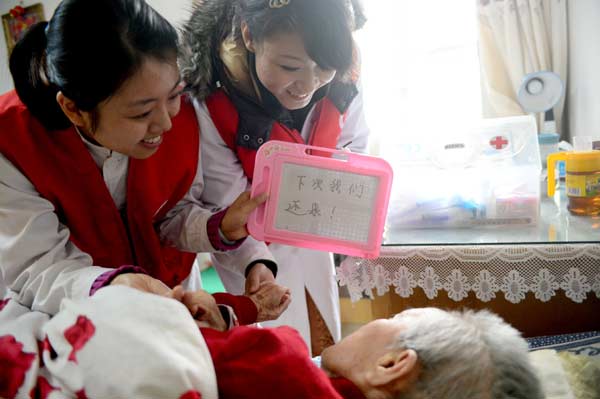 Hospital volunteers serve as 'nice' bridge to medical care