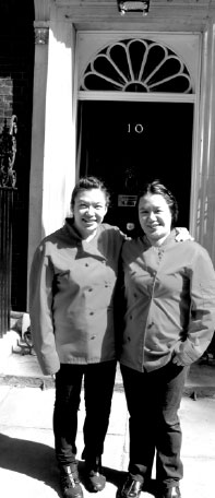 Tse twins cook lunch for Li, Cameron