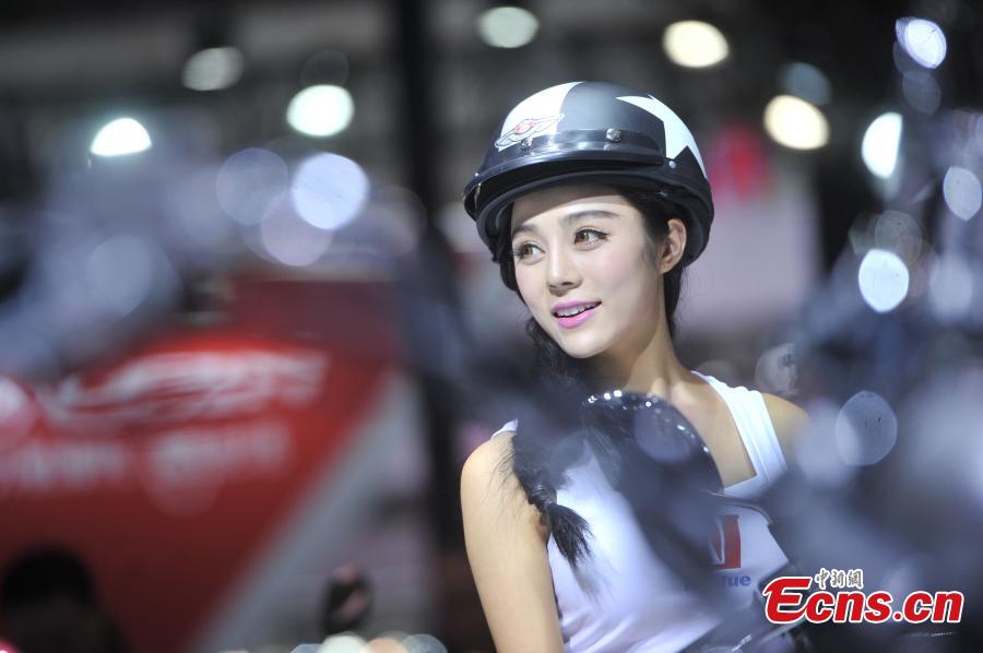 Hot girls draw crowds at motor show in SW China