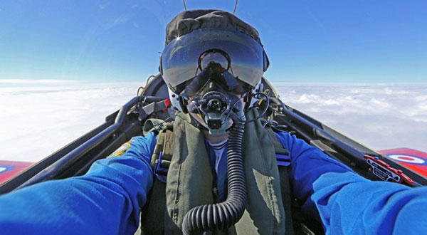 Pilots' selfies go viral online