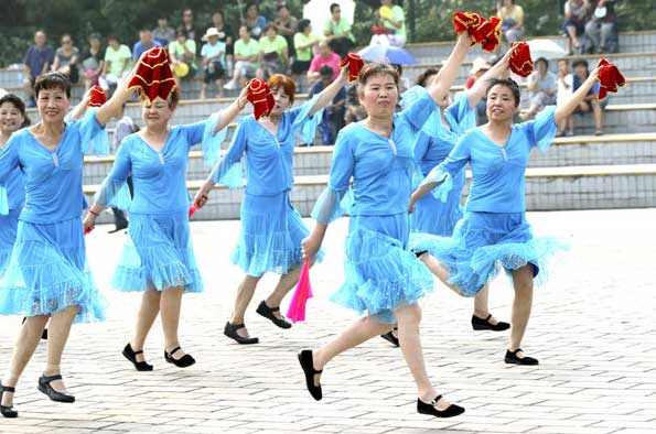 Xi'an cracks whip on square dancing