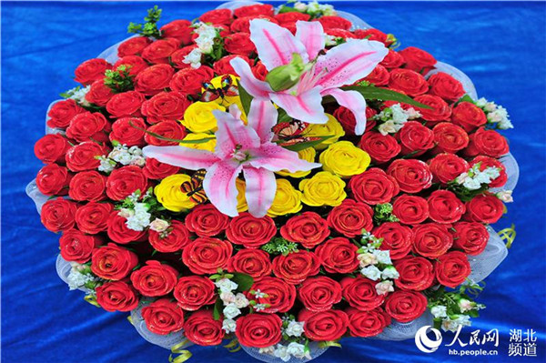 A thousand dough roses to celebrate Valentine's Day in Yichang