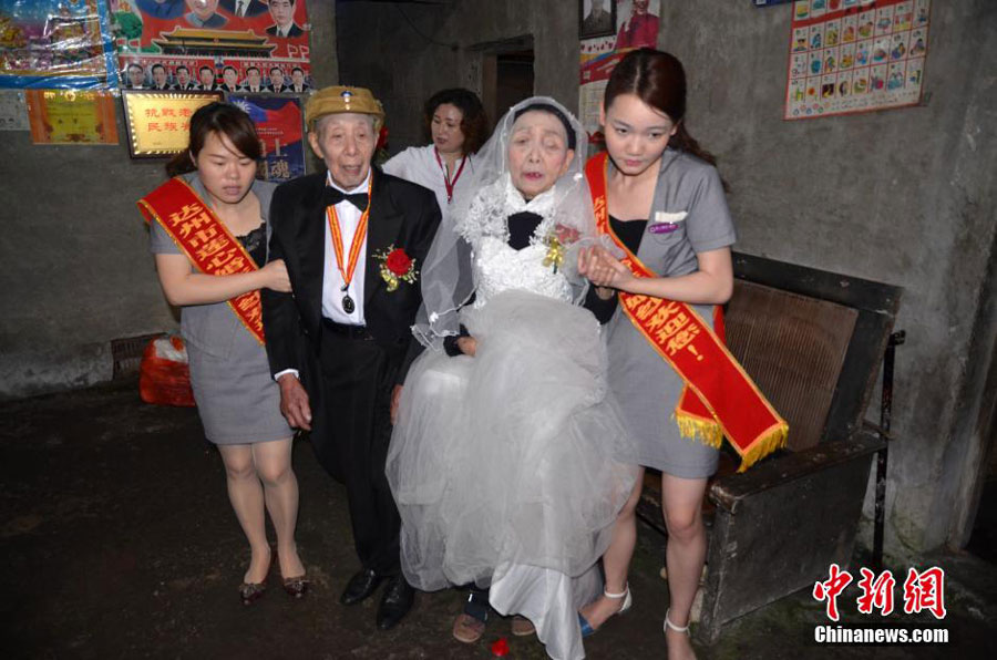 Couple in Their 90's Holds Platinum Wedding Ceremony in Sichuan